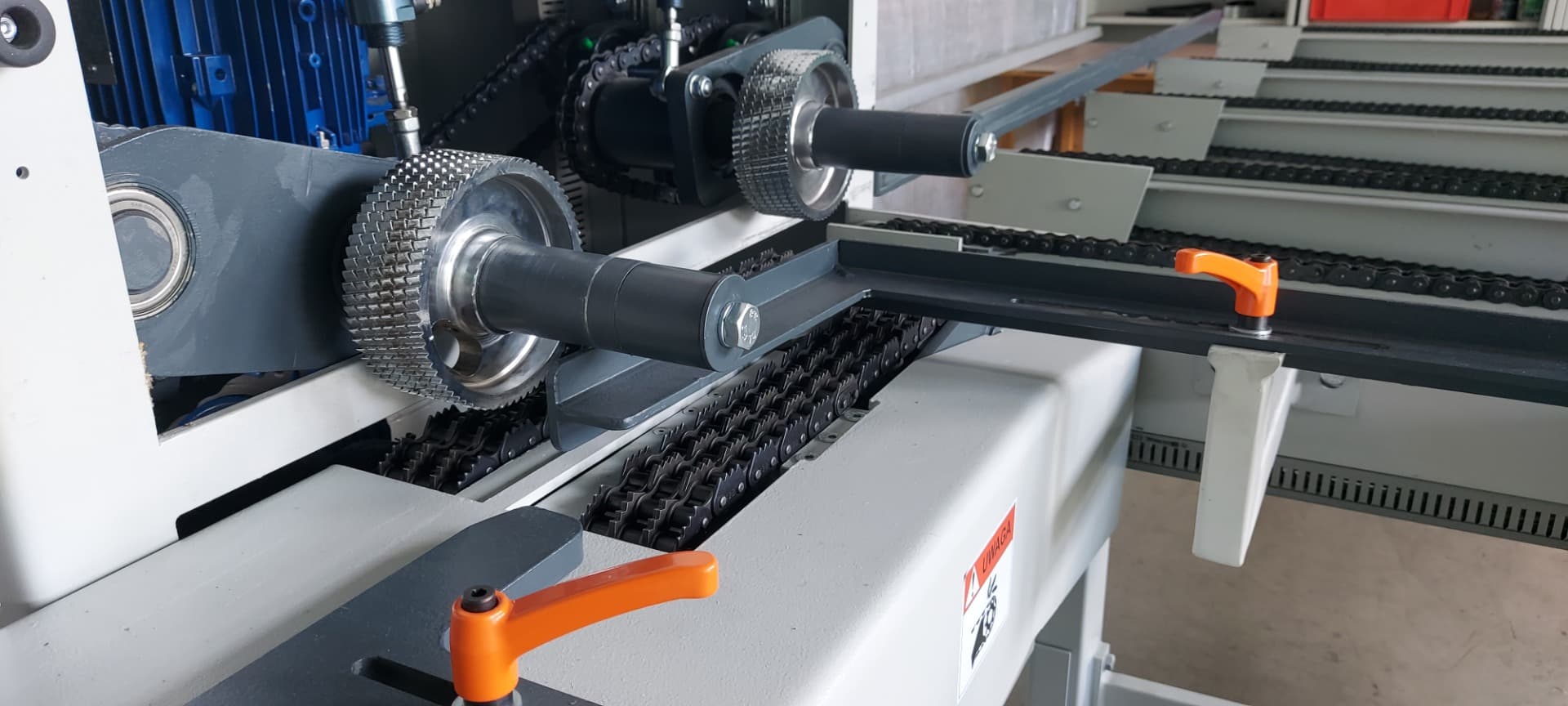 PODAJNIK DO STRUGAREK CZTEROSTRONNYCH OPTIMAT DWIE GĄSIENICE 3300 MM 107817